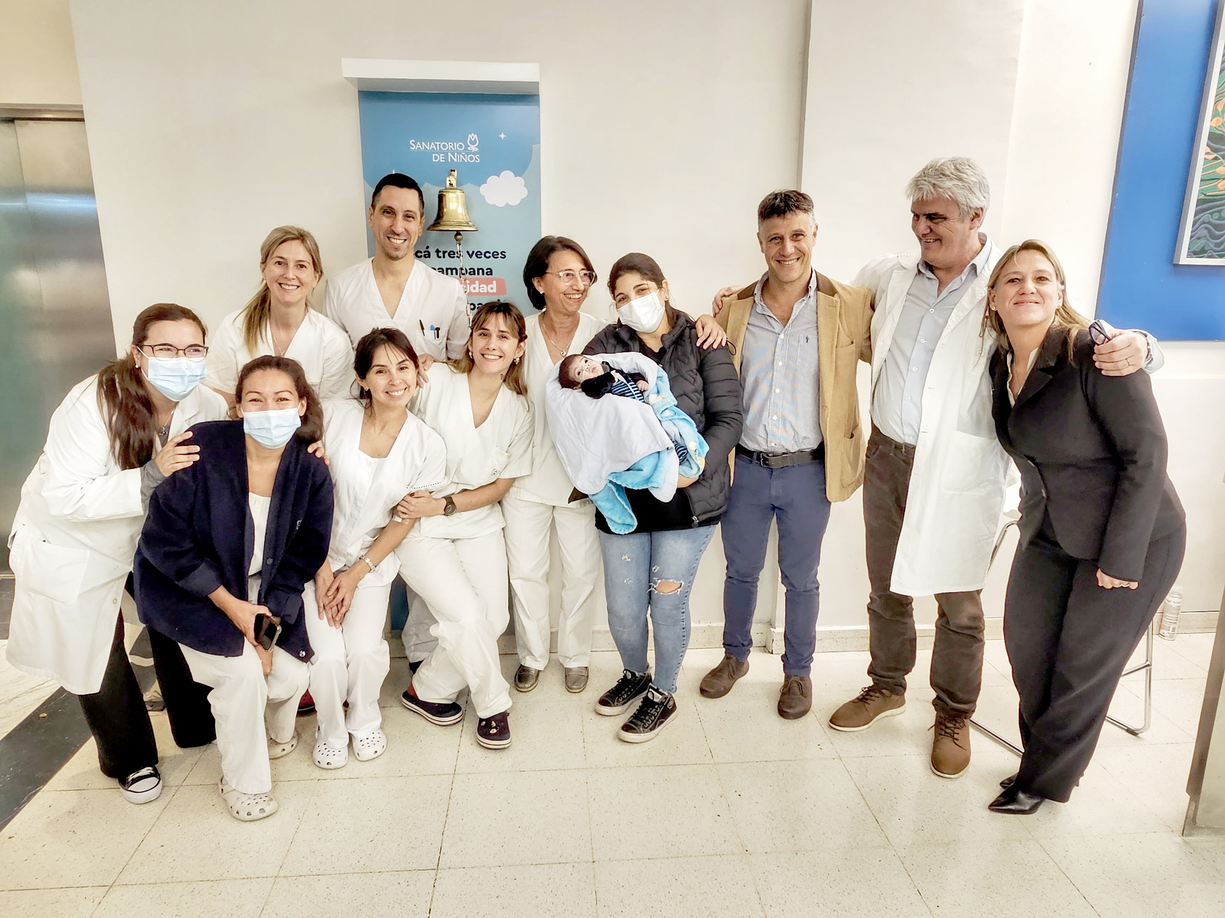 Hito médico en Sanatorio de Niños y en Argentina: el primer bebé trasplantado al nacer, fue dado de alta.